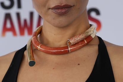 El escultrico collar de Negga era de la firma de joyas ticas Tabayer.