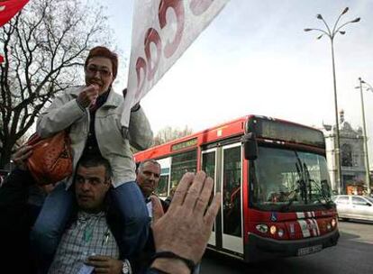 Conductores de la EMT se manifestaban en la plaza de Cibeles.