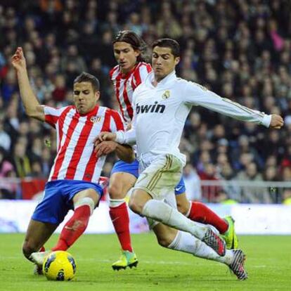 Domínguez se anticipa a Cristiano durante el derbi.