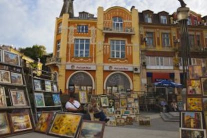 Venta de cuadros en una plaza de Plovdiv, en Bulgaria.