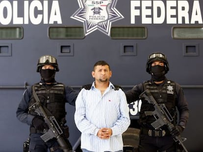 Agentes federales custodian a Rosales Guzmán en Ciudad de México.