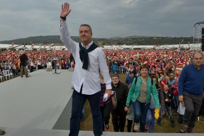 Urkullu saluda a la militancia del PNV congregada en las campas de Foronda.