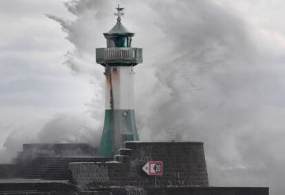 Una ola choca contra el faro de 12 de metros de la isla de Ruegen (Alemania). 