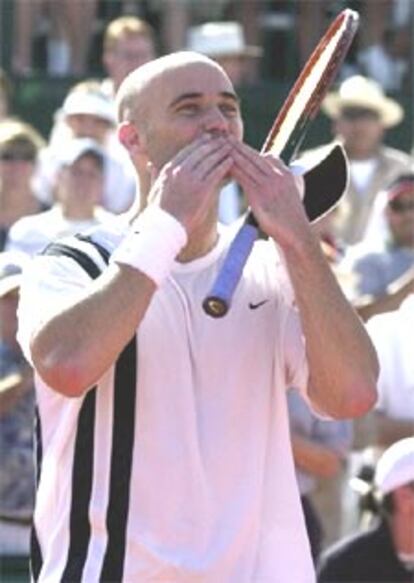 Andre Agassi lanza besos al público tras su victoria en Houston.