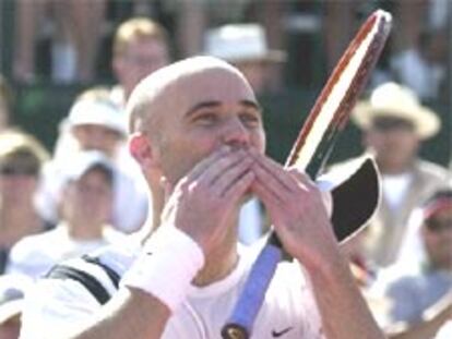 Andre Agassi lanza besos al público tras su victoria en Houston.