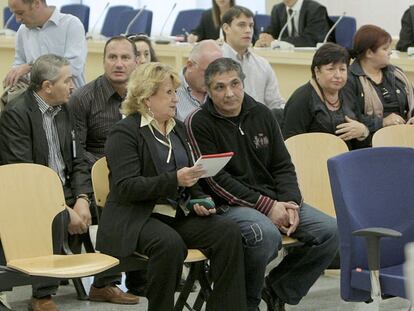 Zakhar Kalashov -en la imagen, junto a su intérprete-, durante la celebración del juicio en la Audiencia Nacional, en noviembre de 2009.