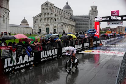 Juan Ayuso llega a la meta de Pisa en el Giro de Italia