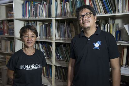 Rosemarie Trajano, secretaria general de PAHRA, y Ellecer Carlos, portavoz de iDefend, organizaciones que apoyan a los familiares de las víctimas.