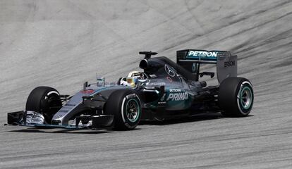 Hamilton, segundo en persecución de Vettel, durante la carrera