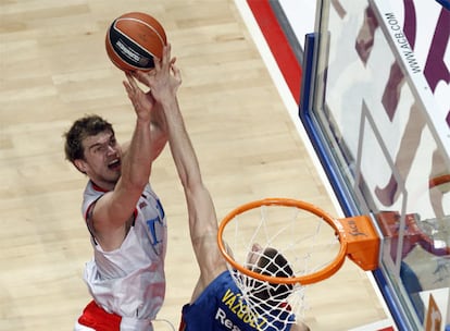 Fran Vázquez tapona un tiro de Splitter.