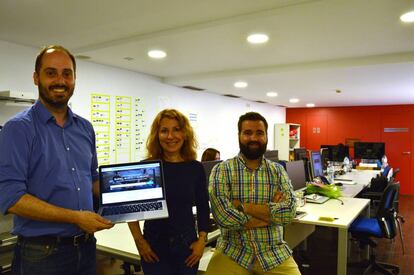 Fernando Almenara, Julia Mart&iacute;nez y Aberto Verdoy, en las oficinas de My TripCar.