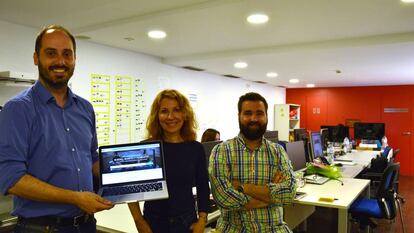 Fernando Almenara, Julia Mart&iacute;nez y Aberto Verdoy, en las oficinas de My TripCar.