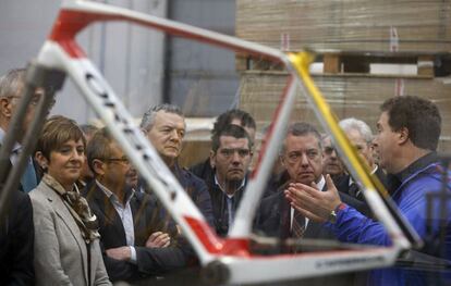 El lehendakari, Iñigo Urkullu, escucha a un técnico de Orbea en el acto de conmemoración del 175 aniversario del fabricante de bicicletas.