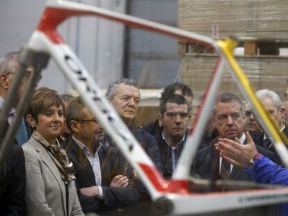 El lehendakari, Iñigo Urkullu, escucha a un técnico de Orbea en el acto de conmemoración del 175 aniversario del fabricante de bicicletas.