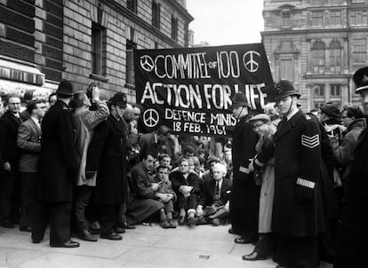 El 18 de febrero de 1961, Bertrand Russell (88 años) se manifiesta en Londres por la prohibición de las armas nucleares.