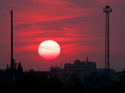 El sol se oculta tras un edificio a las afueras de Zaragoza, tras un miércoles en el que se llegó a 40,4 grados.