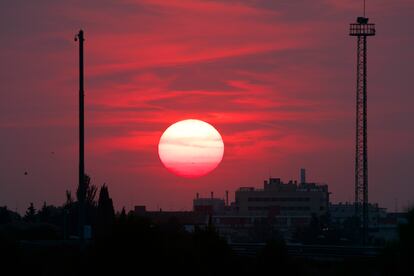 El sol se oculta tras un edificio a las afueras de Zaragoza, tras un miércoles en el que se llegó a 40,4 grados.