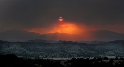 Atardecer del 28 de junio en las montañas de Jemez, en los Alamos, entre el humo provocado por el incendio forrestal.