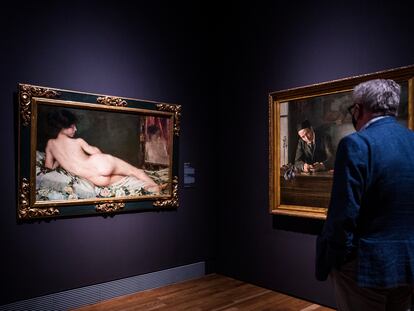 Un visitante del Prado contempla el 'Desnudo femenino' de Aurelia Navarro.