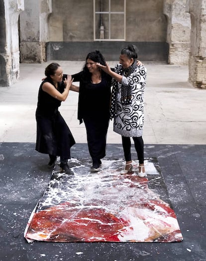 Desde la izquierda, Rocío Molina, Lita Cabellut y Tía Juana la del Pipa tras la 'performance' que han realizado este lunes en Sevilla.