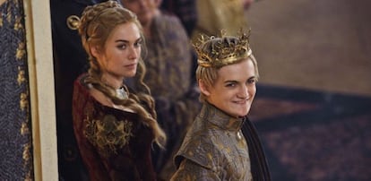 En Desembarco del Rey los Lannister viven sus mejores momentos hasta que el rey Joffrey es asesinado en su boda con veneno en su copa de vino. Cersei acusa a su hermano Tyrion (en verdad ha sido Olenna Tyrell, la abuela de la novia, Margaery), que es detenido y metido en prisión a la espera de juicio.