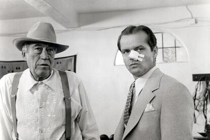 John Huston (Noah Cross) y Jack Nicholson (Jake Gittes), en un fotograma de <i><i>Chinatown.</i></i> (1974), de Roman Polanski.