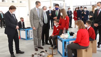 El Rey, con los jóvenes de Alicante que participan en el Reto Emprendedor organizado por la Fundación Princesa de Girona, acto previo al anuncio del ganador del Premio Investigación Científica 2021.