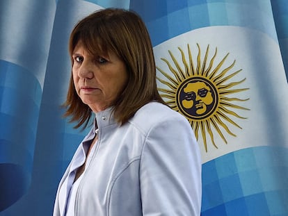 La excandidata presidencial Patricia Bullrich, de la alianza conservadora Juntos por el Cambio, anuncia su apoyo al ultra Javier Milei en una rueda de prensa celebrada este 25 de octubre en Buenos Aires.