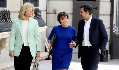 Santamaría junto a Fátima Báñez y José Luis Ayllón en el Congreso.