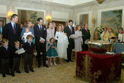 Los Príncipes de Asturias y su hija la infanta Leonor, durante el bautizo oficiado  por el arzobispo de Madrid, el cardenal Antonio María Rouco Varela (d), con agua del río Jordán traída desde Tierra Santa, junto a los Reyes que fueron los padrinos, y los Duques de Lugo y de Palma, en la ceremonia religiosa celebrada en el vestíbulo del Palacio de la Zarzuela.