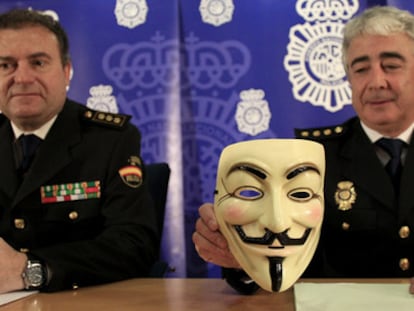 Responsables policials, amb la careta convertida en l'emblema d'Anonymous.