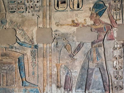 Ramsès III fa un ritual davant d'Amon-Ra, en una escena del temple de Medinet Habu (Luxor).