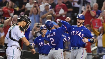 Los jugadores de Texas festejan, al fondo, frente al 'catcher' de Arizona.