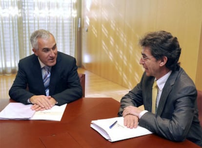 Jordi Blanch, director general de Caixa Girona, con el presidente de la entidad, Manel Serra (derecha).