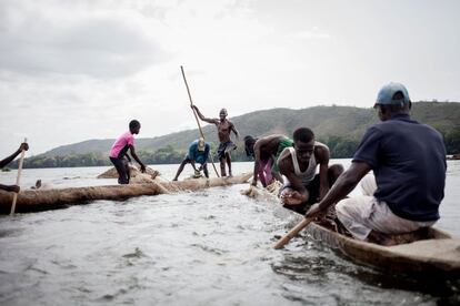 O chefe dos pescadores da ilha Longo conduz seus colegas para uma zona onde é possível mergulhar para pescar.