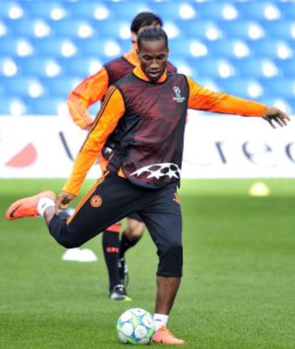 Drogba dispara durante la sesión en Stamford Bridge.