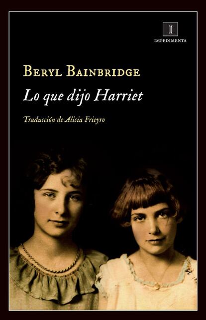 "En Nueva Zelanda en 1954 dos amigas asesinaron a la madre de una de ellas reventándole la cabeza con un ladrillo; la escritora Anne Perry fue una de las protagonistas del suceso. El caso Parker-Hulme se ramifica en películas como Criaturas celestiales (1994) de Peter Jackson; ensayos como Escritores delincuentes (2011) de José Ovejero; y novelas como Lo que dijo Harriet, donde la historia no se narra de un modo mimético con la crónica criminal, sino que se combina con la experiencia de Bainbridge que “fue expulsada de la escuela tras haber sido sorprendida leyendo unos poemillas sucios (…) por corromper la moral del resto de las alumnas”. Como la narradora de Lo que dijo Harriet. Como Miles en Otra vuelta de tuerca. Leo la novela de Bainbridge como un reflejo deformado de su vida, del caso Parker-Hulme y de los fantasmas de James". PINCHA BAJO ESTAS LÍNEAS para leer la reseña completa de MARTA SANZ