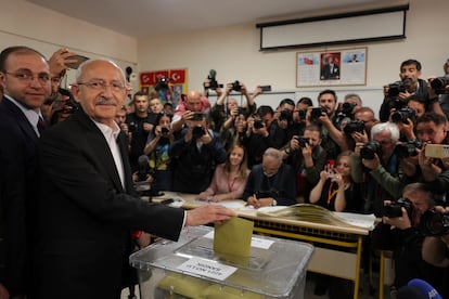 Kemal Kiliçdaroglu, candidato conjunto de la oposición, vota en un centro electoral en Ankara, este domingo.