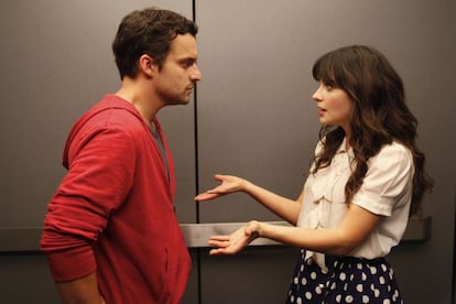 Jake M. Johnson y Zooey Deschanel, en un momento de 'New girl'