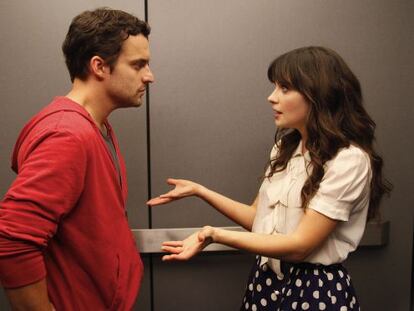 Jake M. Johnson y Zooey Deschanel, en un momento de 'New girl'