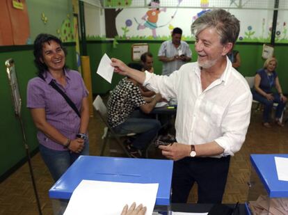 Zaragoza Mayor Pedro Santisteve votes on Sunday.