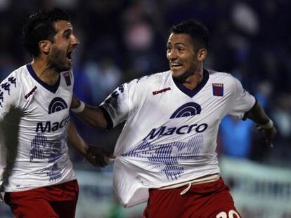 Mariano Echeverria y Matías Escobar celebran un gol de Tigre a Boca.