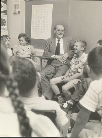 Juan Ramón Jiménez, sentado con niños de la escuela elemental de la Universidad de Puerto Rico, el 28 de noviembre de 1952.