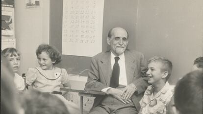 Juan Ramón Jiménez, sentado con niños de la escuela elemental de la Universidad de Puerto Rico, el 28 de noviembre de 1952.