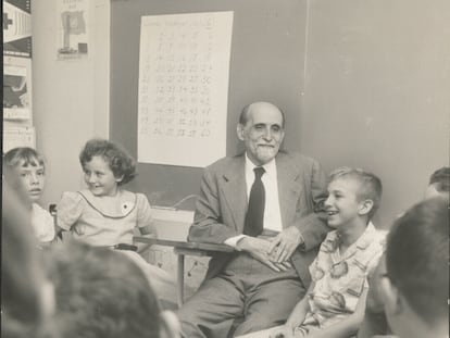 Juan Ramón Jiménez, sentado con niños de la escuela elemental de la Universidad de Puerto Rico, el 28 de noviembre de 1952.