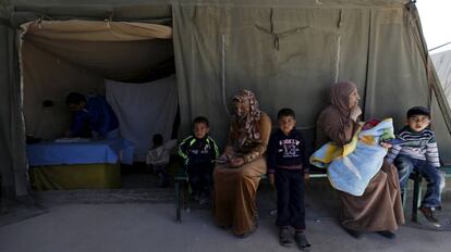 Un grupo de mujeres y ni&ntilde;os esperan a ser atendidos en una cl&iacute;nica de Zaatari.