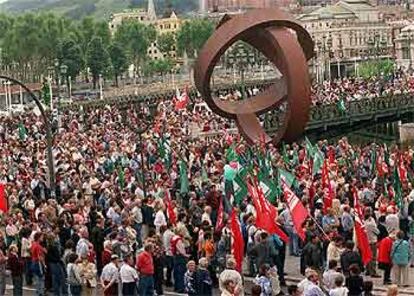 Los manifestantes de ELA y LAB oyeron los discursos de sus secretarios generales ante una obra de Oteiza en homenaje al escultor.