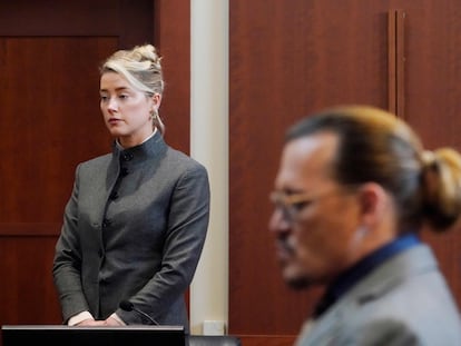 Amber Heard y Johnny Depp, en un momento de la sesión del lunes en la demanda que los enfrenta en Fairfax, Virginia (Estados Unidos).