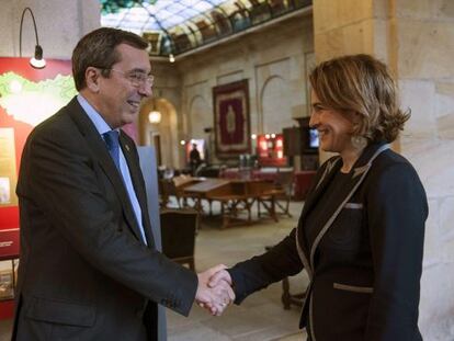 El diputado general vizcaíno, José Luis Bilbao, saluda a Esther Martínez en las Juntas Generales tras votar los populares contra las enmiendas a la totalidad a los presupuestos forales.