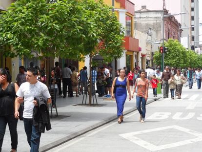 Un grupo de personas camina por el Paseo de la Sexta